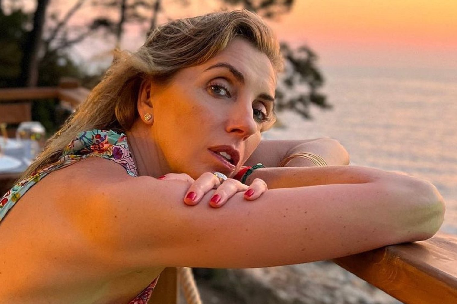 Девочке повезло с мачехой: Светлана Бондарчук в бикини отдохнула на пляже с Юнной