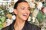 «Прорези, чтобы щекотать тебя»: Ирина Шейк в оригинальном мини удивила фанатов