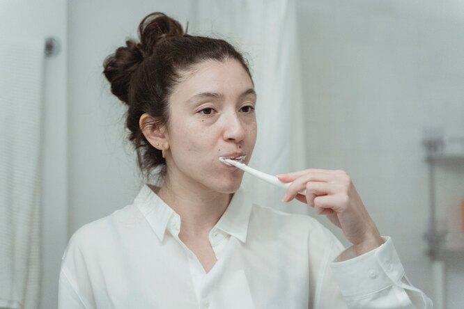 Нет, не сода: это средство лучше всего убирает зубной камень в домашних условиях
