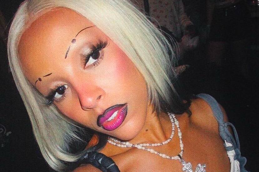 Doja Cat кардинально сменила имидж и примерила офисные очки