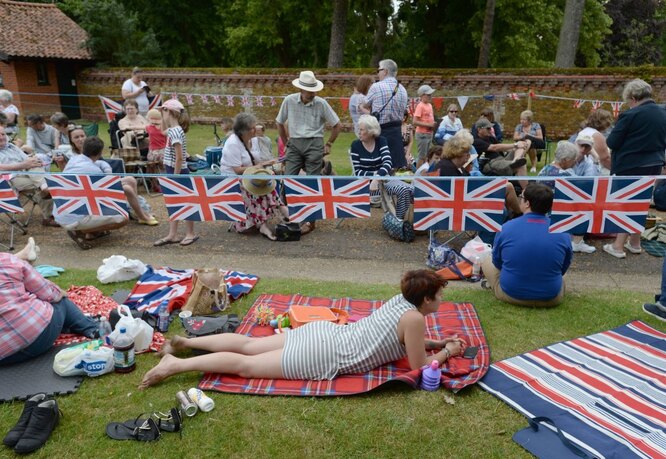 Сотни британцев пришли посмотреть на королевскую семью