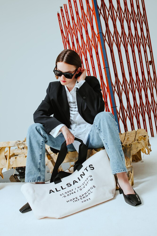 На Марине: рубашка и пиджак MM6 Maison Margiela, джинсы WOS, сумка AllSaints, туфли 1017 ALYX 9SM, очки Balenciaga