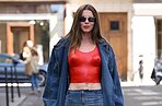 «Красная накладная грудь»: Джулия Фокс совершила модную провокацию в Париже