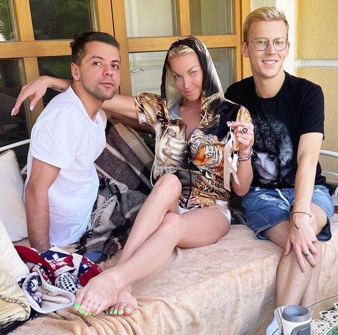 Анастасия Волочкова снялась с двумя мужчинами