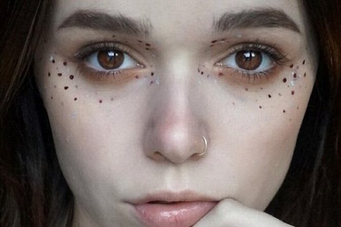 Накладные блестящие веснушки: новый тренд завоевывает Instagram* Накладные блестящие веснушки: новый тренд завоевывает Instagram*