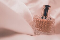 Как проверить духи на стойкость и качество, не открывая флакон: секрет профессиональных парфюмеров