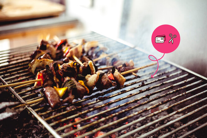 The most ingenious way to clean your barbecue: prepare your scissors and an old credit card!