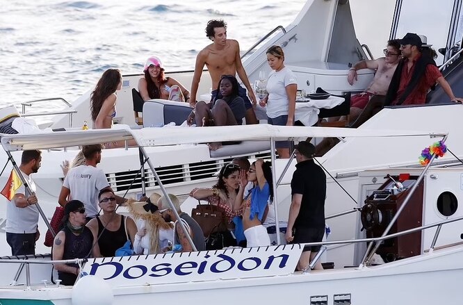 Мадонна с семьей и друзьями отдохнула на яхте