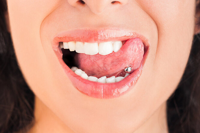 Не проколоться с языком: 13 особенностей пирсинга во рту