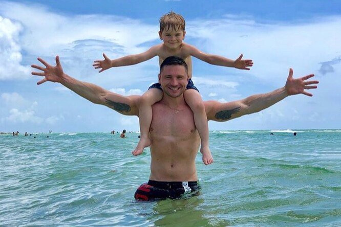 Сергей Лазарев поделился забавными снимками отдыха на пляже с пятилетним сыном