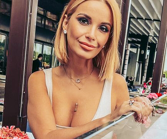 «Долой диеты!»: Ольга Орлова в крошечном бикини показала стройную фигуру в Италии