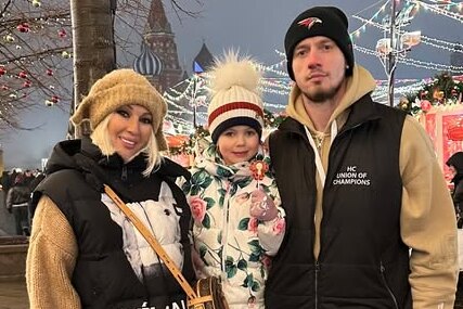 «Маша впервые в метро и в троллейбусе»: Лера Кудрявцева с мужем и дочерью побывала на Красной площади