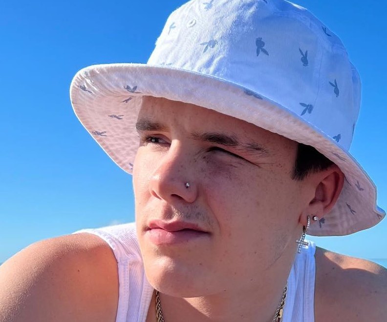 Любовь на глазах родителей: 17-летний Круз Бекхэм страстно целовал возлюбленную на яхте в Италии