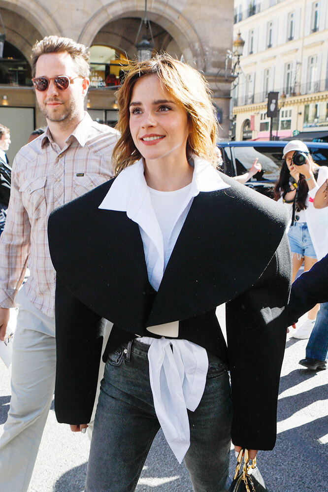 Hermione is unrecognizable! No one wears skinny jeans like Emma Watson in Paris Hermione is unrecognizable! No one wears skinny jeans like Emma Watson in Paris