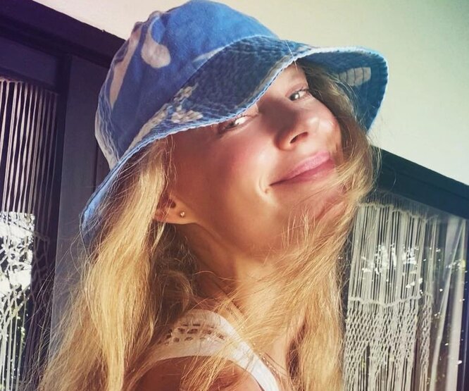 «Я на фитнесе»: Светлана Ходченкова в желтом бра от бикини и розовых шортиках снялась в Сочи