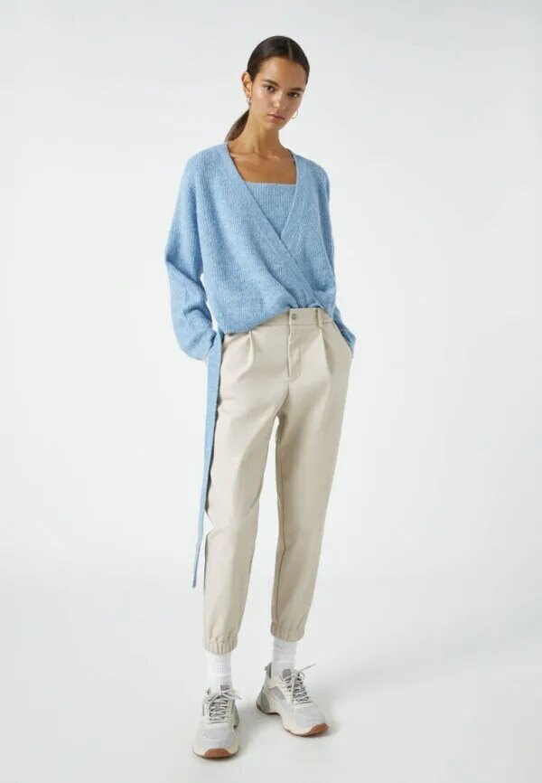 Белые кожаные брюки-джоггеры, Pull&Bear, 1999 руб.