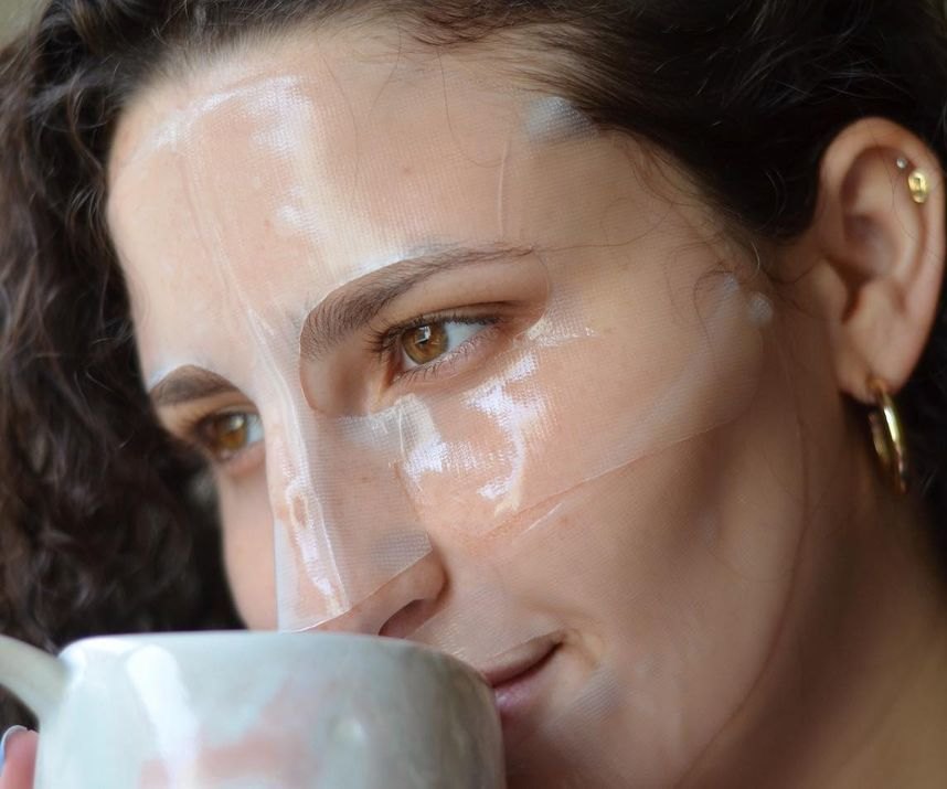 Как использовать тканевую маску на 100%: советы, которые помогут сэкономить на уходе