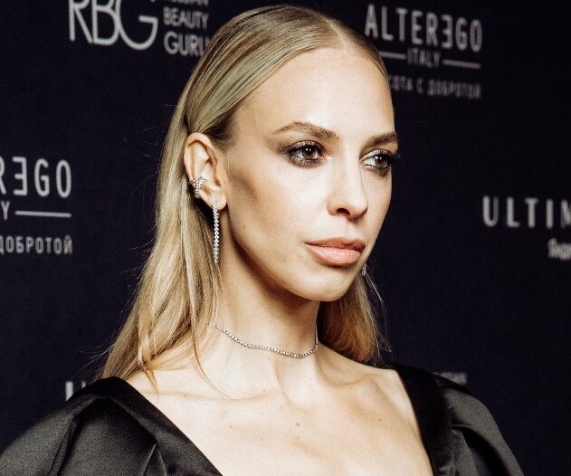 «Невероятно тонкая талия!»: Наденька из Comedy Woman произвела фурор на закрытии фестиваля в Сочи