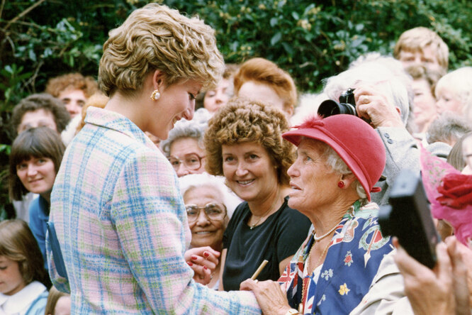 A living copy of Lady Di makes people wince in the street: who is this girl and what does she look like?