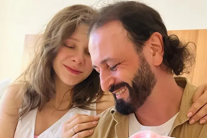 «Знакомьтесь, люди добрые! Наша Лиечка!»: Илья Авербух и Лиза Арзамасова впервые показали лицо дочери
