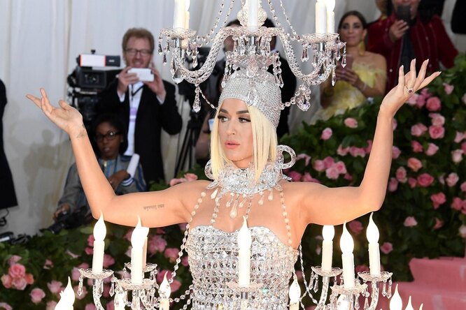 Кэти Перри в платье-люстре оказалась самой экстравагантной звездой Met Gala Кэти Перри в платье-люстре оказалась самой экстравагантной звездой Met Gala