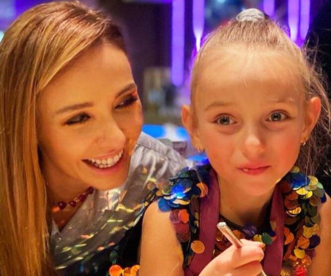 «Милейшая девочка»: Татьяна Навка с дочерью побывали на детском празднике