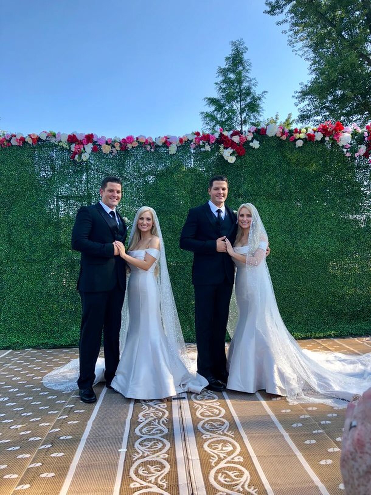 Сестры близнецы замуж. Анна и люси десинк. Близнецы анна и люси. Сестры близнецы замуж. Сестры близнецы замуж.