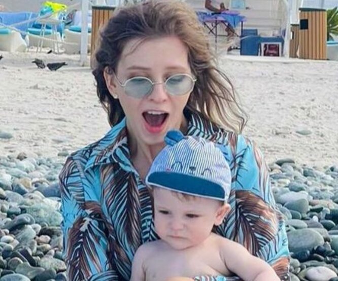 «Первая встреча Лёвы с волной»: Лиза Арзамасова снялась с сыном на пляже