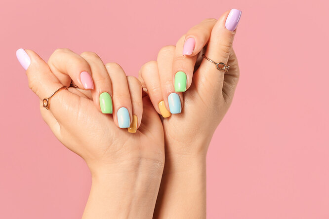 Мятный, фуксия и не только: в какие цвета будет модно красить ногти в 2022 году