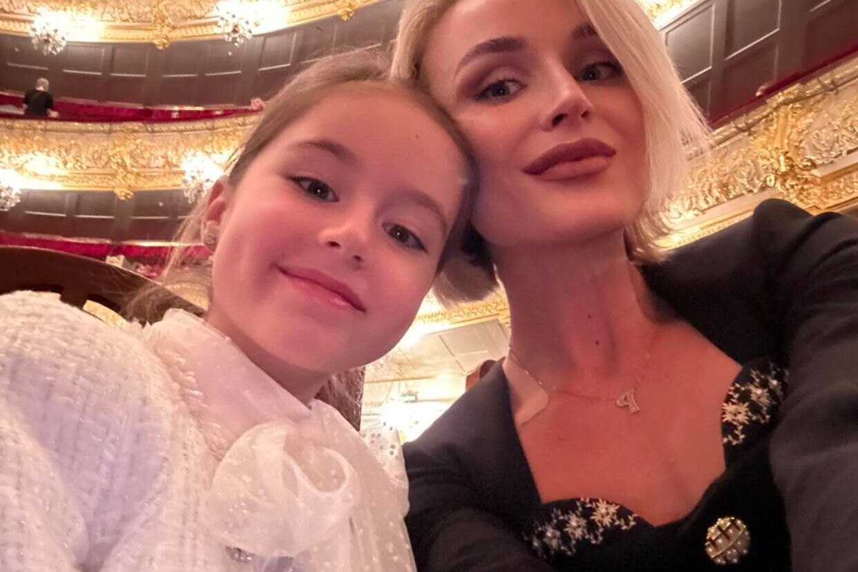 «Буфет оказался вкуснее любой пиццы»: Полина Гагарина впервые привела дочь в Большой театр