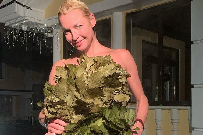 Анастасия Волочкова разбила ледяную купель топором и сделала «грязный» шпагат Анастасия Волочкова разбила ледяную купель топором и сделала «грязный» шпагат