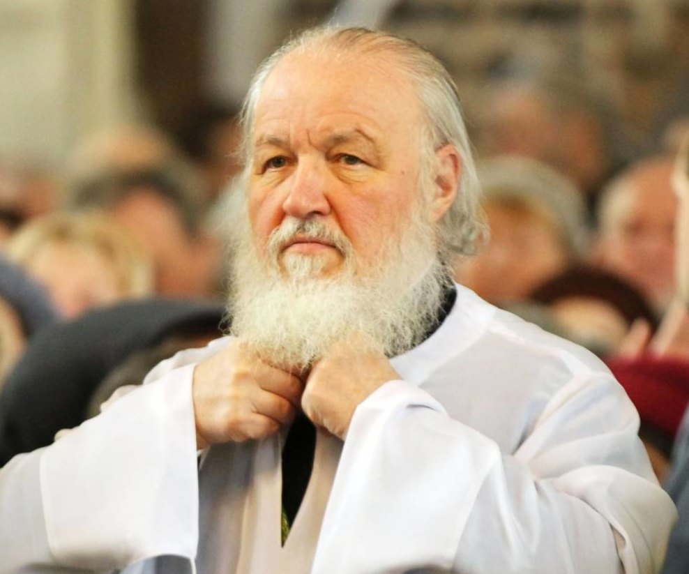 Я сегодня так неудачно прокатился: патриарх Кирилл поскользнулся на святой воде и упал в храме