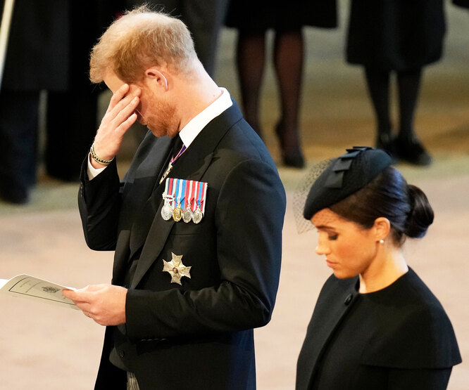 Трогательное воссоединение с семьей: принц Гарри расплакался на церемонии в честь королевы